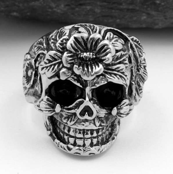 This stylish titanium steel ring features a unique floral skull pattern and is available in a range of sizes from 9-13. Designed for comfort and durability, it is a perfect accessory for everyday wear.  Material: titanium steel  size：9-13