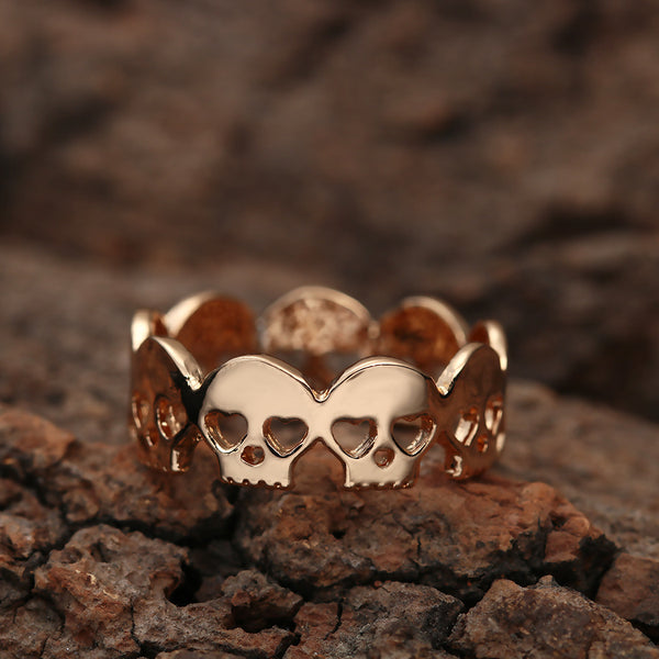 This heart eyes ring is crafted from sterling silver and boasts a unique design with a skull set into the center. It's a great accessory for any occasion, striking a balance between elegance and edge. With its eye-catching shape, your outfits will be complete with a subtle touch.